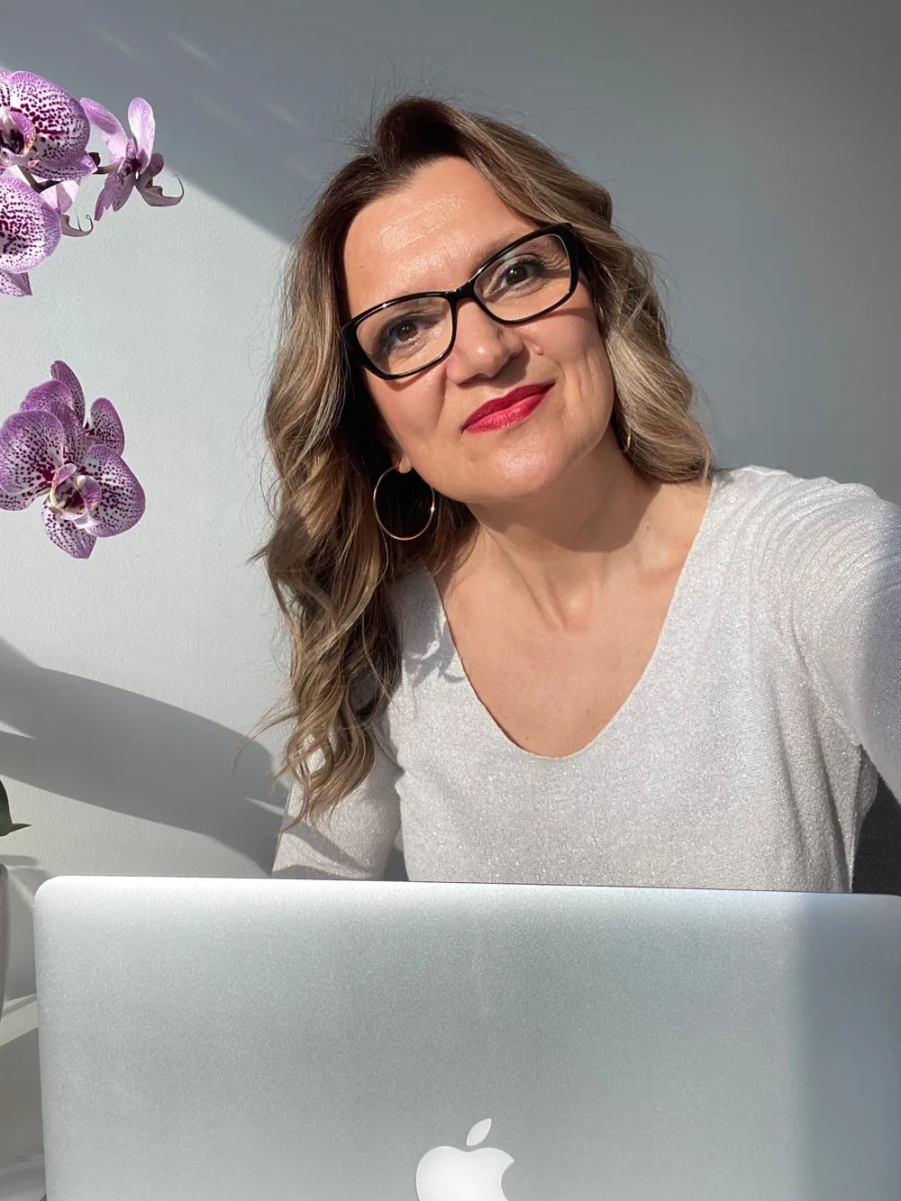 Biljana Todic con gli occhiali al computer