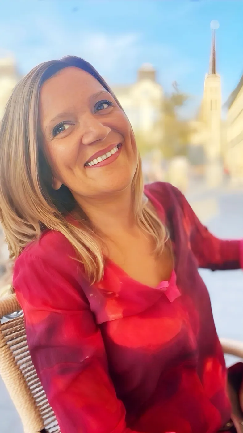 Biljana Todic sorridente in città